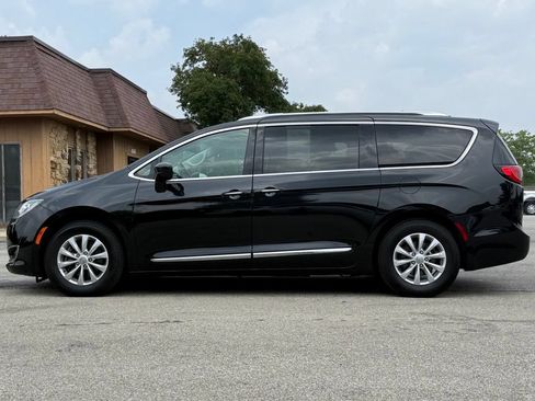 Used 2019 Chrysler Pacifica Touring-L FWD image 2