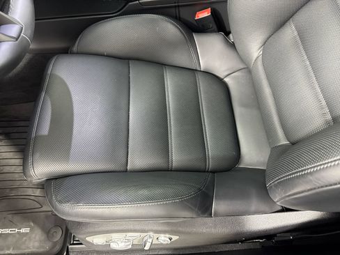 Certified 2025 Porsche Macan image 14