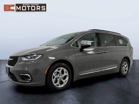 Used 2023 Chrysler Pacifica Limited FWD image 2