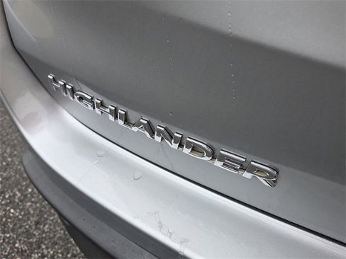 Used 2019 Toyota Highlander XLE image 12