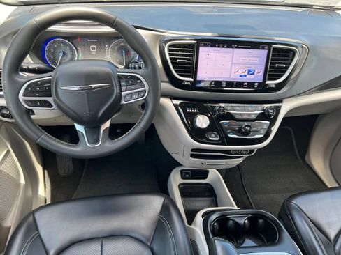Used 2023 Chrysler Pacifica Touring-L FWD image 2