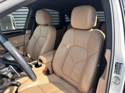 Used 2023 Porsche Macan AWD/4WD image 5