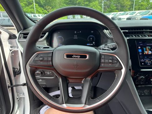 Used 2024 Jeep Grand Cherokee Altitude AWD/4WD image 15