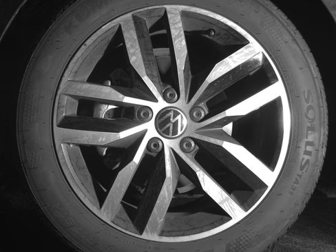 Used 2025 Volkswagen Jetta SE FWD image 12