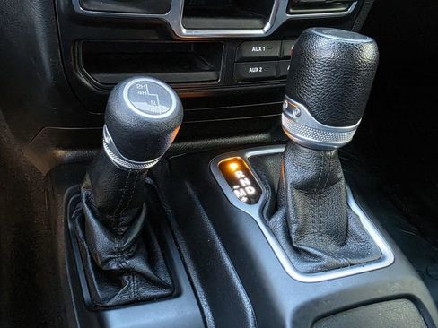 Used 2021 Jeep Gladiator Sport image 18