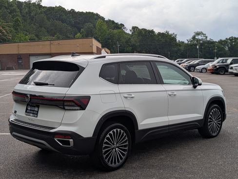Used 2025 Volkswagen Taos SE w/ Panoramic Sunroof Package FWD image 9