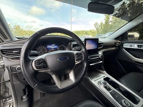 Used 2021 Ford Explorer Limited w/ Equipment Group 301A AWD/4WD image 7