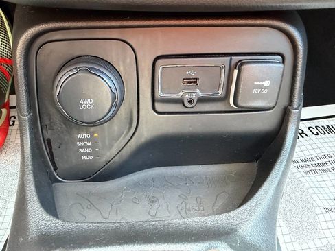 Used 2016 Jeep Renegade Latitude AWD/4WD image 23