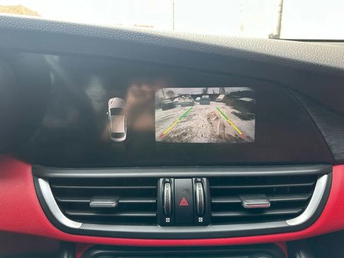 Used 2019 Alfa Romeo Giulia image 12