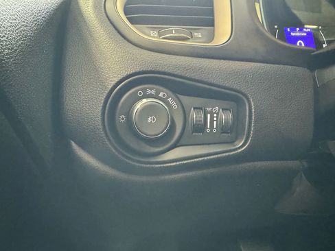 Used 2017 Jeep Renegade Latitude w/ Popular Equipment Group image 37