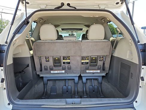 Used 2016 Toyota Sienna XLE w/ XLE Navigation Package FWD image 28