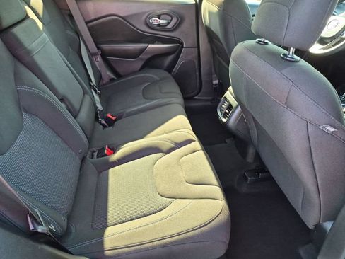Used 2019 Jeep Cherokee Latitude w/ Popular Appearance Group FWD image 23