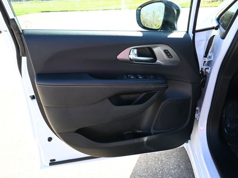 New 2026 Chrysler Pacifica Select image 7