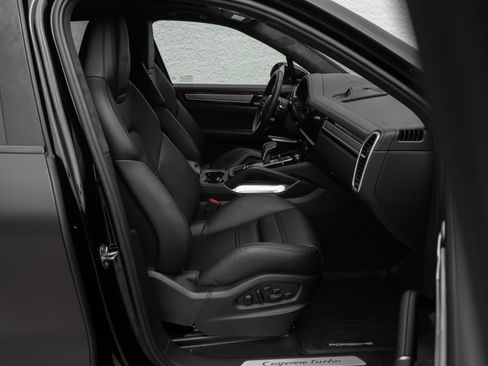 Used 2023 Porsche Cayenne Turbo AWD/4WD image 18