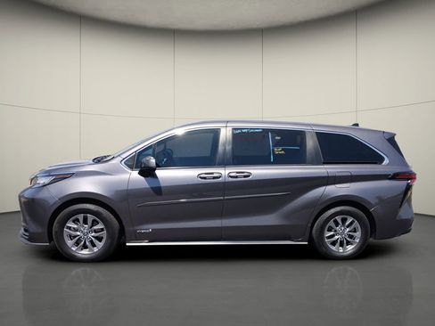 Used 2021 Toyota Sienna LE image 4
