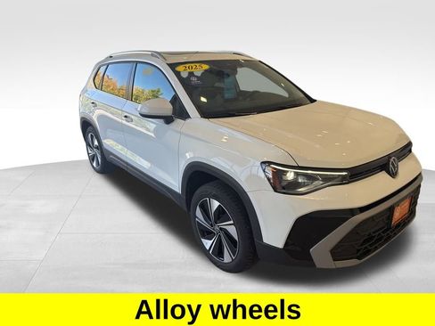 Used 2025 Volkswagen Taos SE w/ Panoramic Sunroof Package image 9