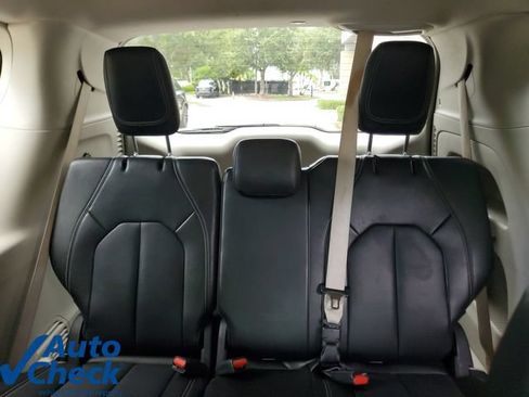 Used 2024 Chrysler Pacifica Touring-L FWD image 11