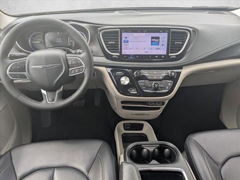 Used 2024 Chrysler Pacifica Limited FWD image 17