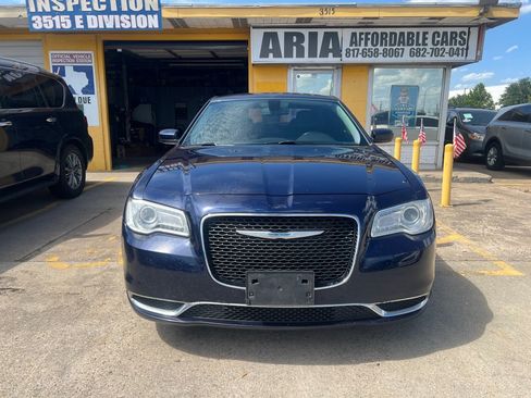 Used 2017 Chrysler 300 Limited RWD image 2