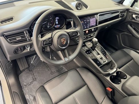 Used 2025 Porsche Macan image 4