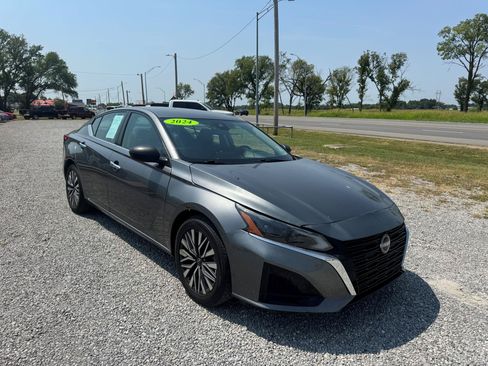 Used 2024 Nissan Altima 2.5 SV FWD image 1