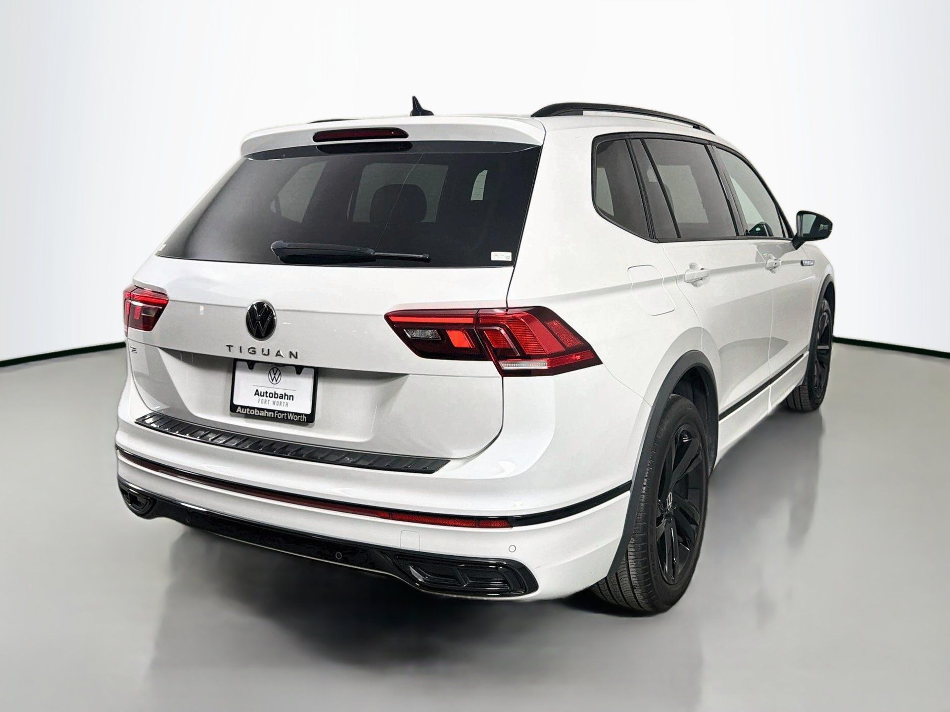 Used 2023 Volkswagen Tiguan SE R-Line FWD image 5