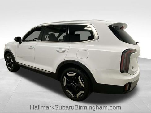 Used 2024 Kia Telluride EX w/ EX Captain's Chair Package image 4