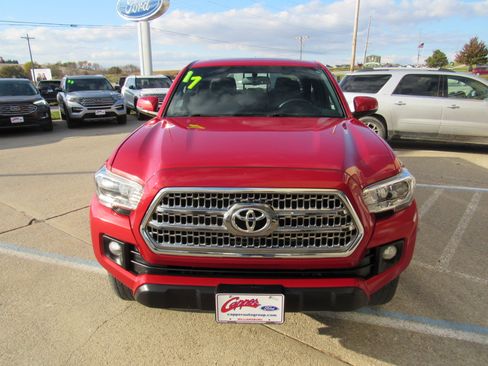 Used 2017 Toyota Tacoma TRD Off-Road image 2