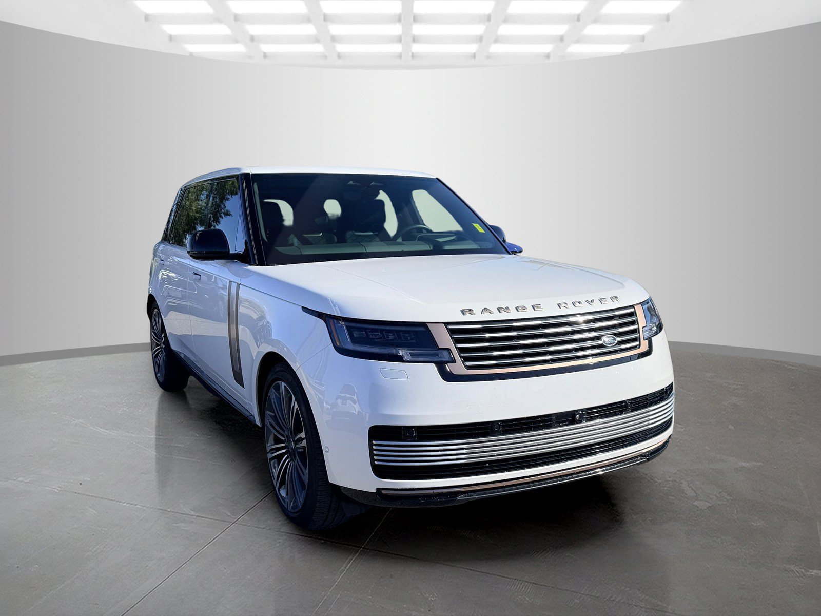 Used 2024 Land Rover Range Rover SV AWD/4WD image 3