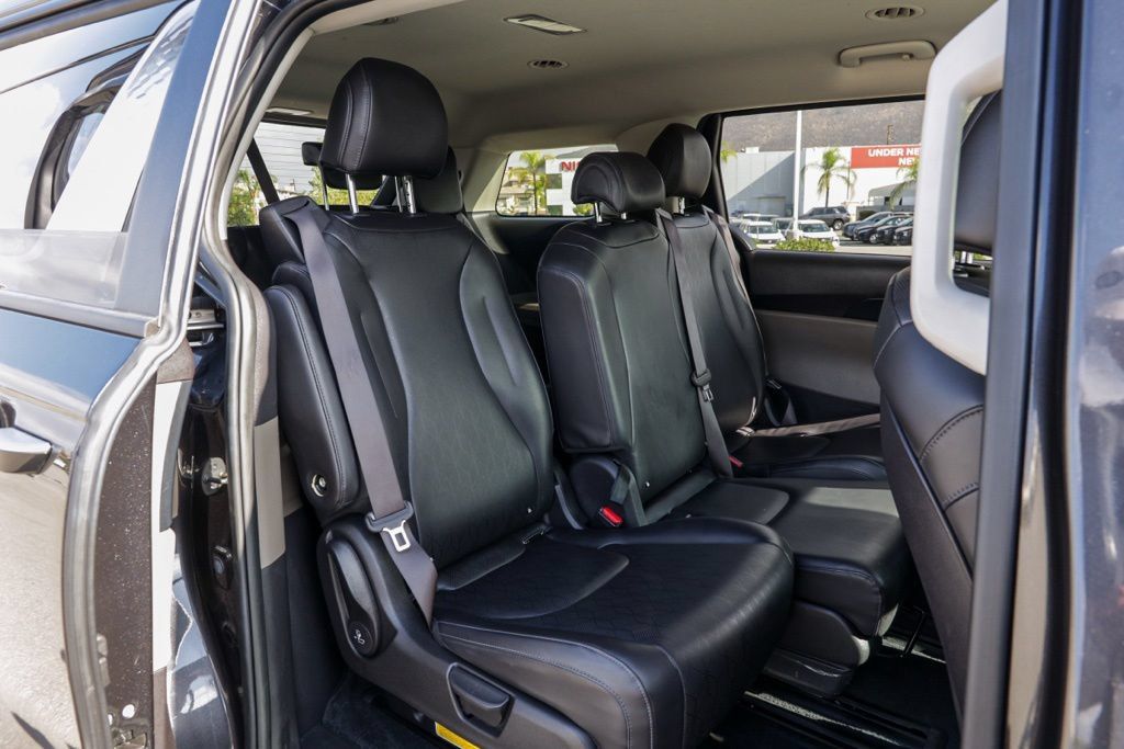 Used 2025 Kia Carnival FWD image 23