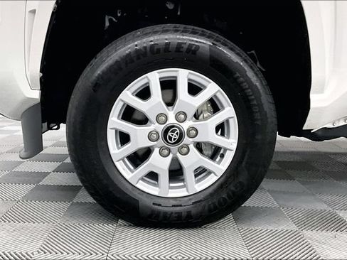 Used 2025 Toyota Tacoma SR5 AWD/4WD image 10