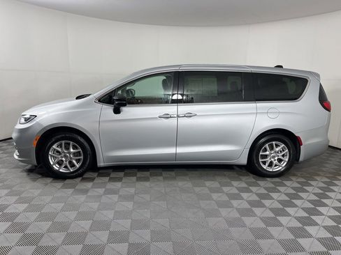 Used 2024 Chrysler Pacifica Touring-L image 2