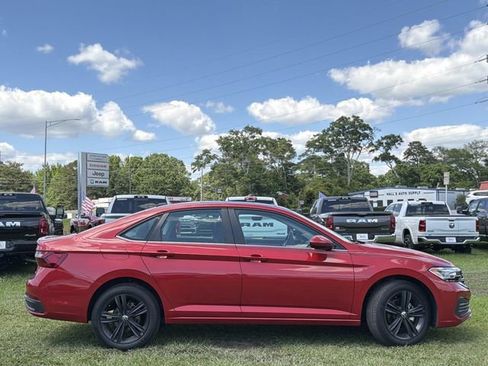 Used 2024 Volkswagen Jetta SE FWD image 4