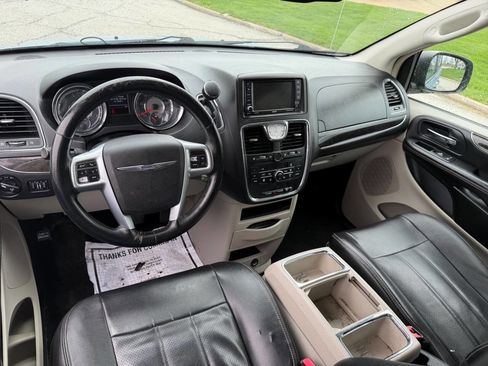 Used 2013 Chrysler Town & Country Touring-L w/ Driver Convenience Group image 9