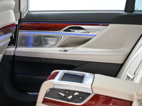 Used 2022 BMW ALPINA B7 xDrive w/ Luxury Rear Seating Package image 37