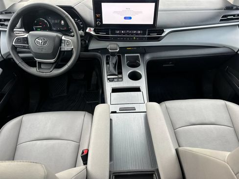 Certified 2026 Toyota Sienna XLE FWD image 13