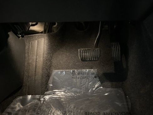 Used 2025 Volvo XC40 B5 Plus image 36