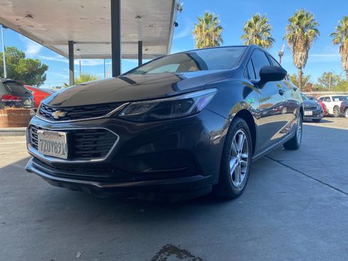 Used 2017 Chevrolet Cruze LT w/ Convenience Package image 2