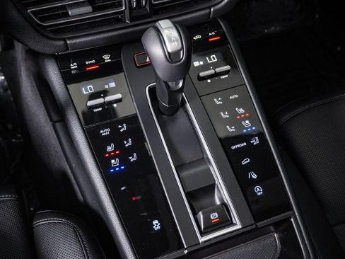 Certified 2026 Porsche Macan AWD/4WD image 24