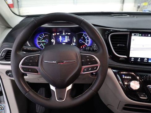 Used 2024 Chrysler Pacifica Select image 18