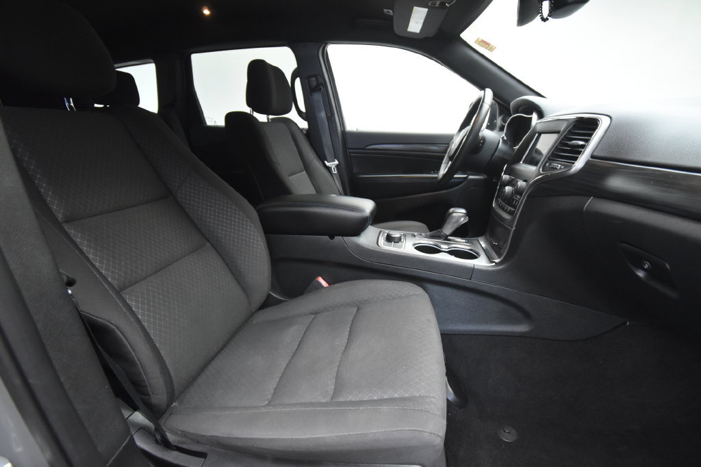 Used 2019 Jeep Grand Cherokee Laredo AWD/4WD image 14