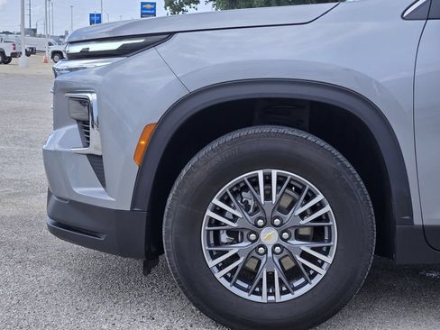 Used 2025 Chevrolet Traverse LT FWD image 8