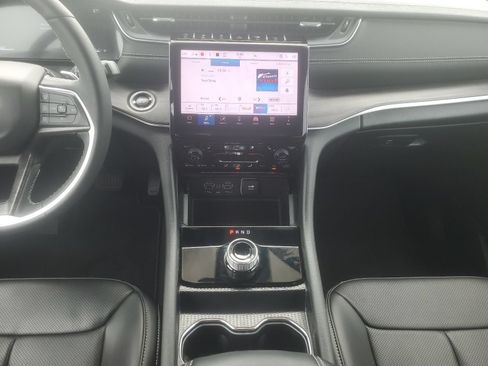 Used 2025 Jeep Grand Cherokee Limited w/ Luxury Tech Group II RWD image 10