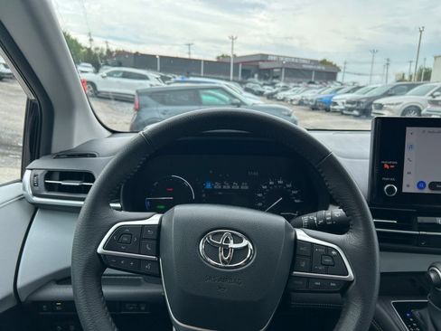 Used 2025 Toyota Sienna XLE FWD image 31