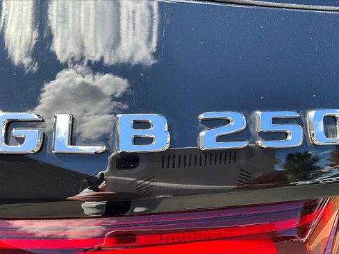 Used 2025 Mercedes-Benz GLB 250 4MATIC image 33