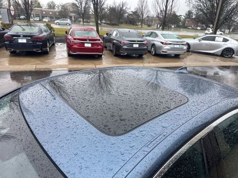 Used 2023 BMW 540i w/ Premium Package image 10