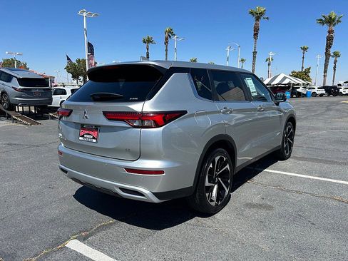 Used 2024 Mitsubishi Outlander AWD image 2