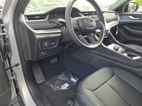 New 2025 Jeep Grand Cherokee Limited w/ Black Appearance Package image 21