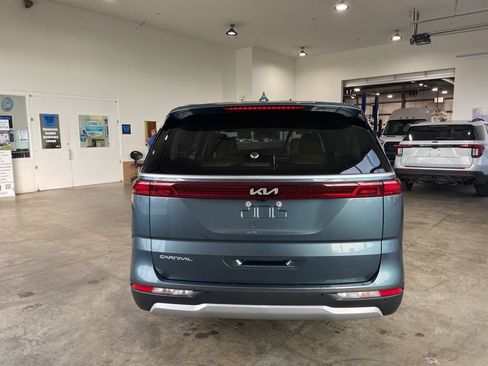 Used 2023 Kia Carnival EX FWD image 7