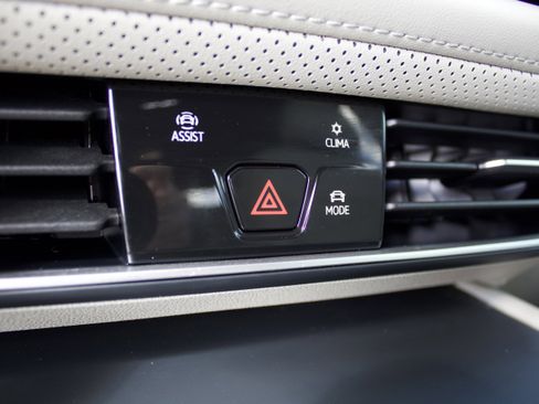 Used 2024 Volkswagen Atlas SE AWD/4WD image 22